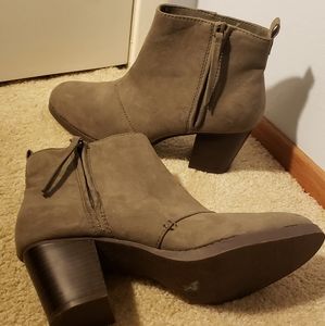 Grayish-tan ankle boots with wedge heel!